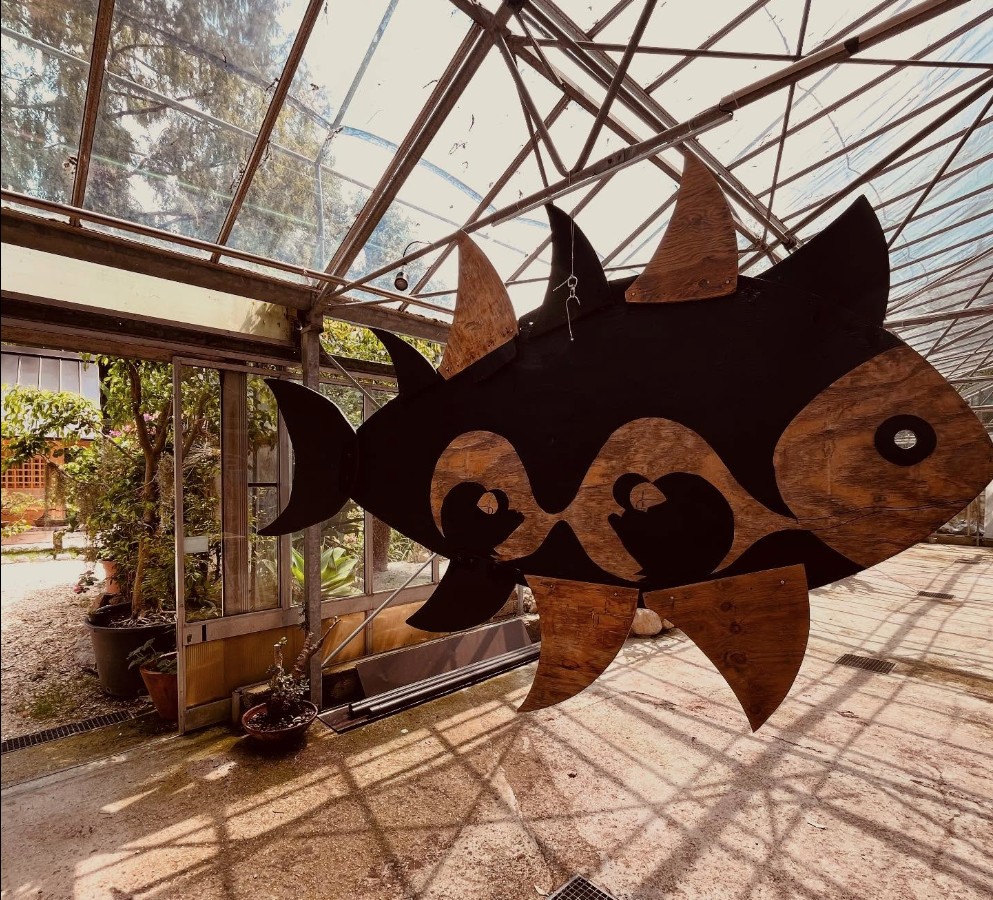 Come sono buoni gli uomini, 2015, Heller Garden, Gardone Riviera ,Brescia. ( https://hellergarden.com/it/art/ ).